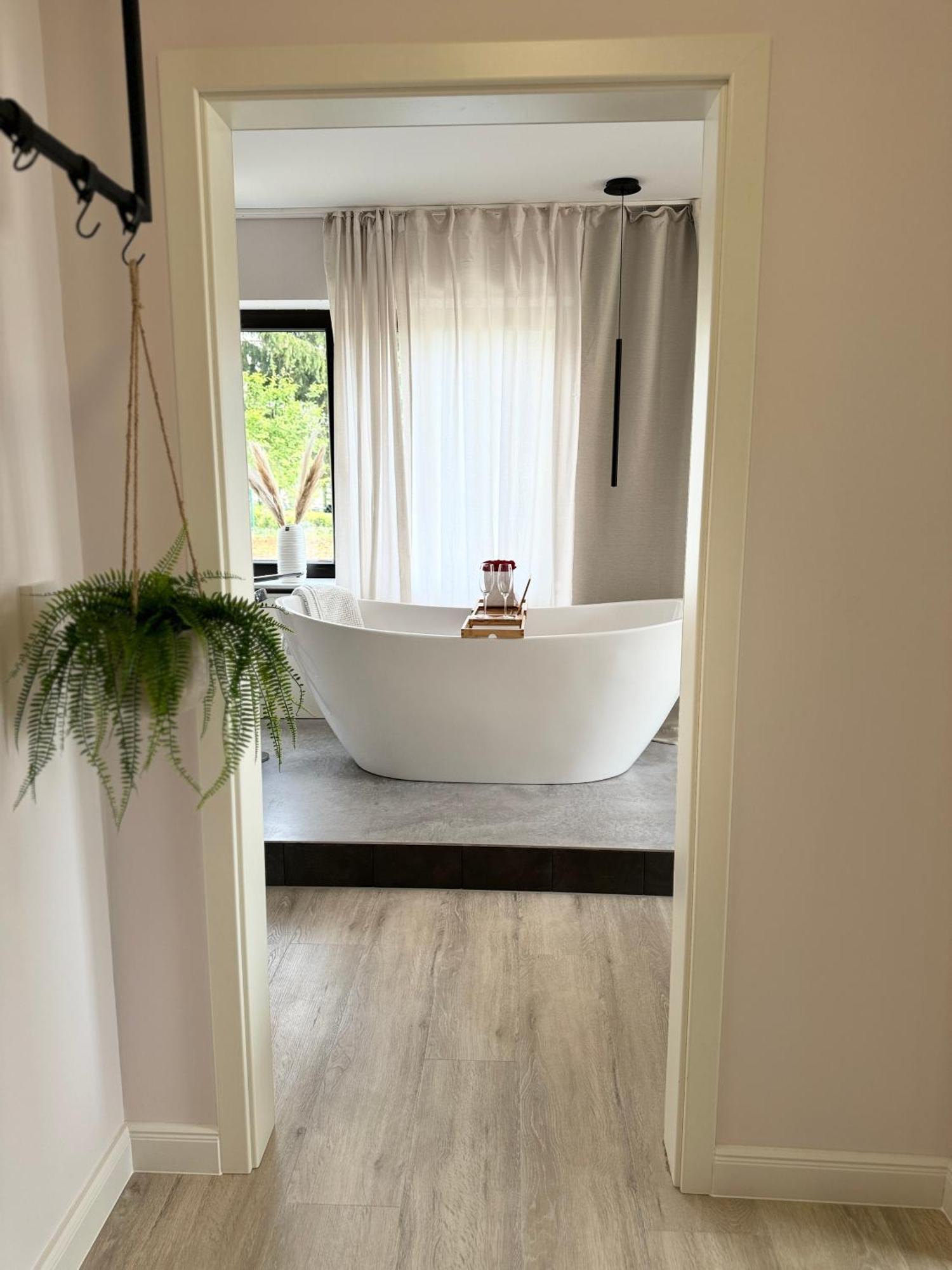 Leonardo Wuerzburg I Freistehende Badwanne Apartment Exterior foto