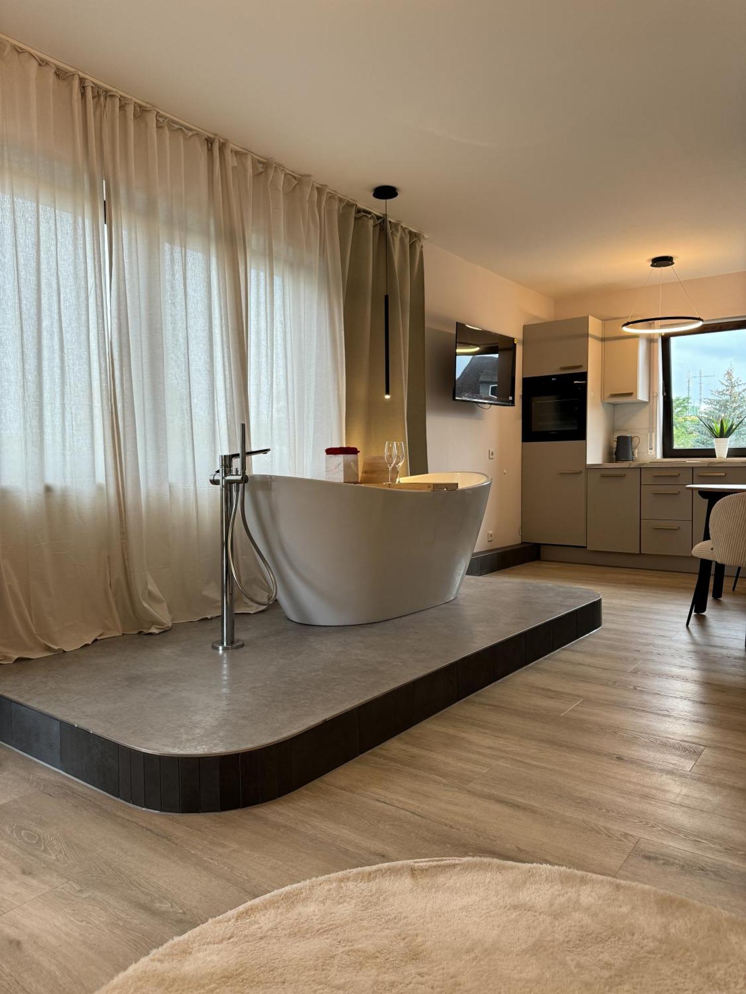 Leonardo Wuerzburg I Freistehende Badwanne Apartment Exterior foto